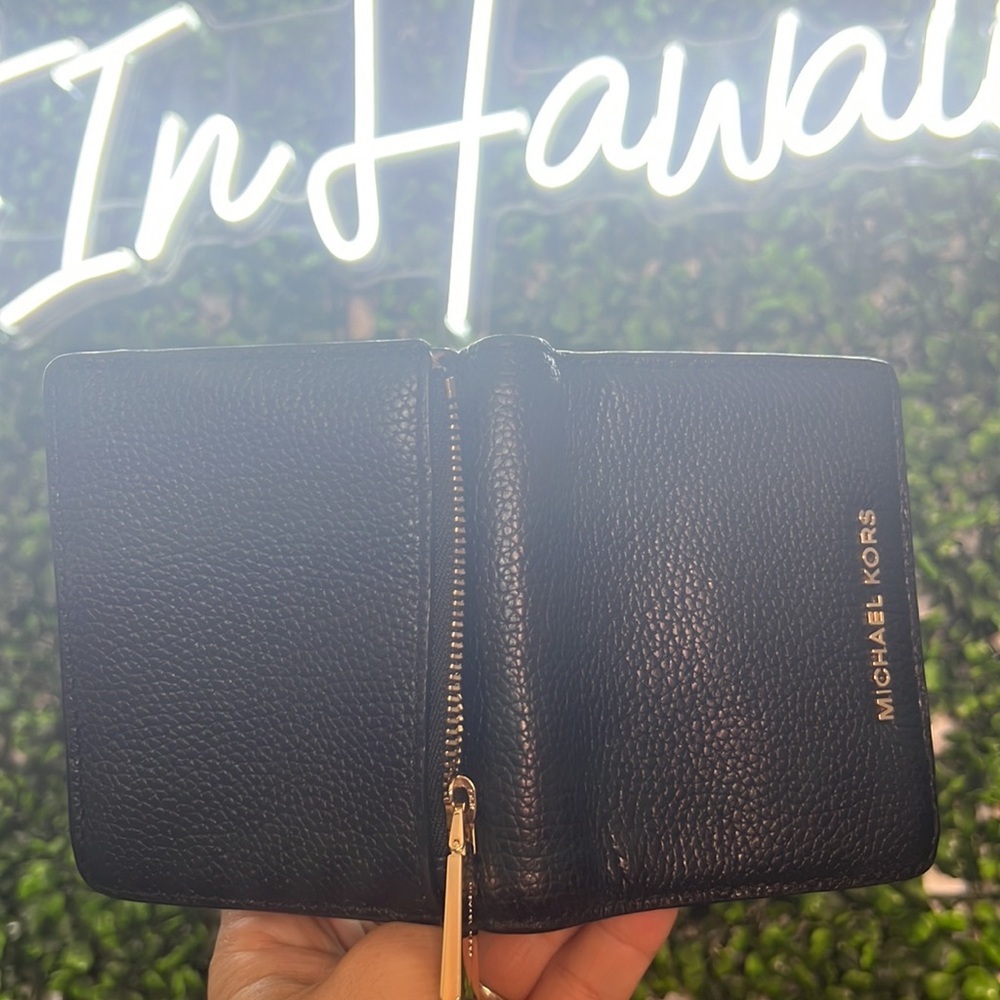 Michael Kors Mercer Carryall Card Case - Picture 7 of 8
